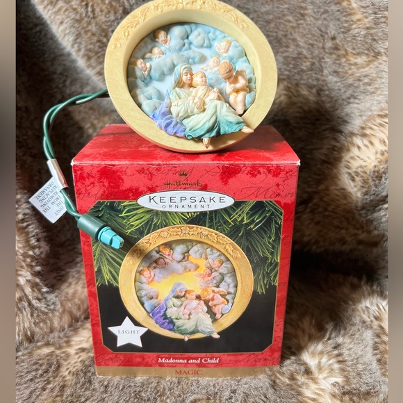 1997 Hallmark Keepsake Madonna and Child Magic Lighted Ornament ORIGINAL BOX - Picture 1 of 7